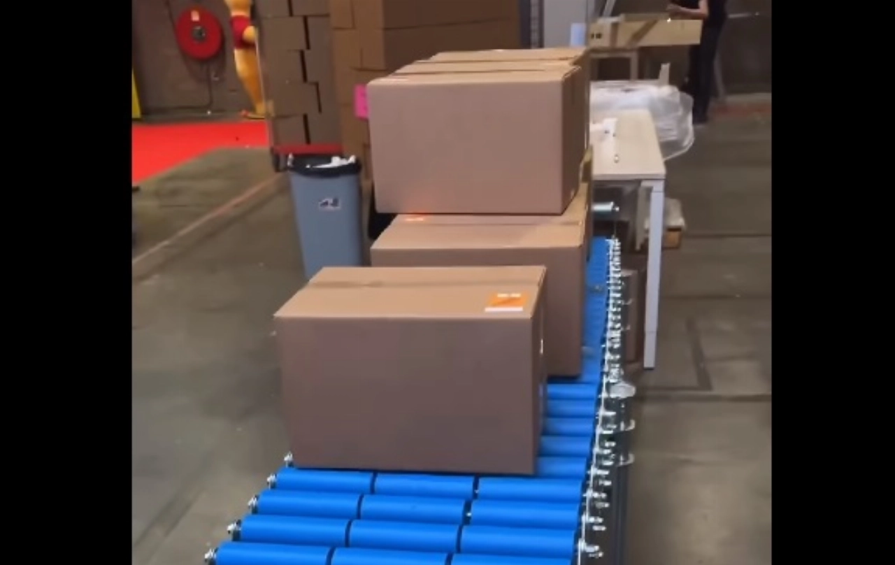 Vliegveldmedewerkers pakken verjaardagsboxen in